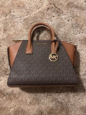 NWT Michael Kors Avril cross body.